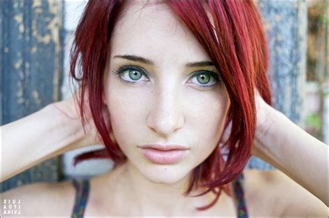 kızıl saçlı beyaz tenli yeşil gözlü